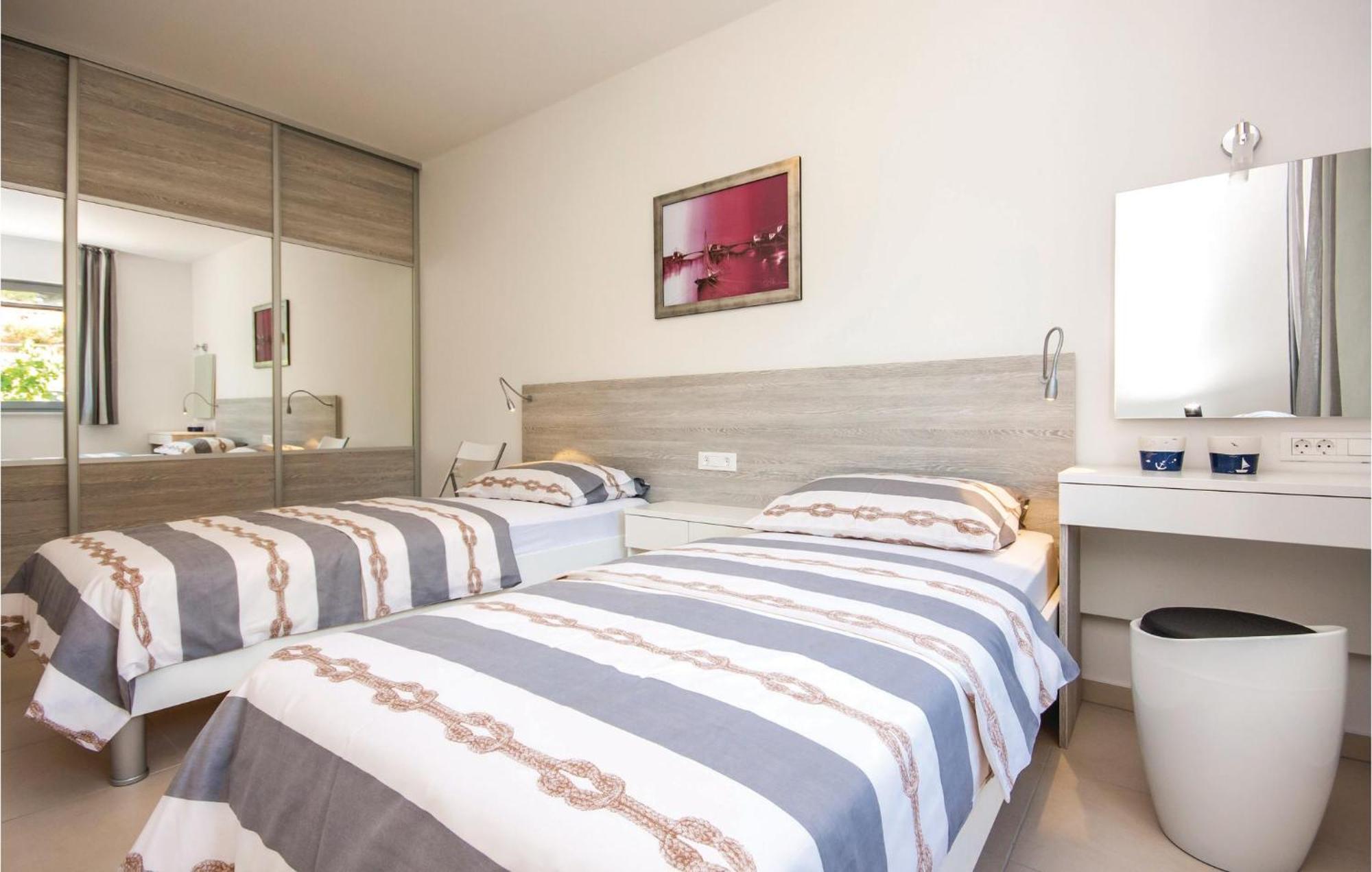 Stunning Apartment In Grebastica With Kitchen Dış mekan fotoğraf