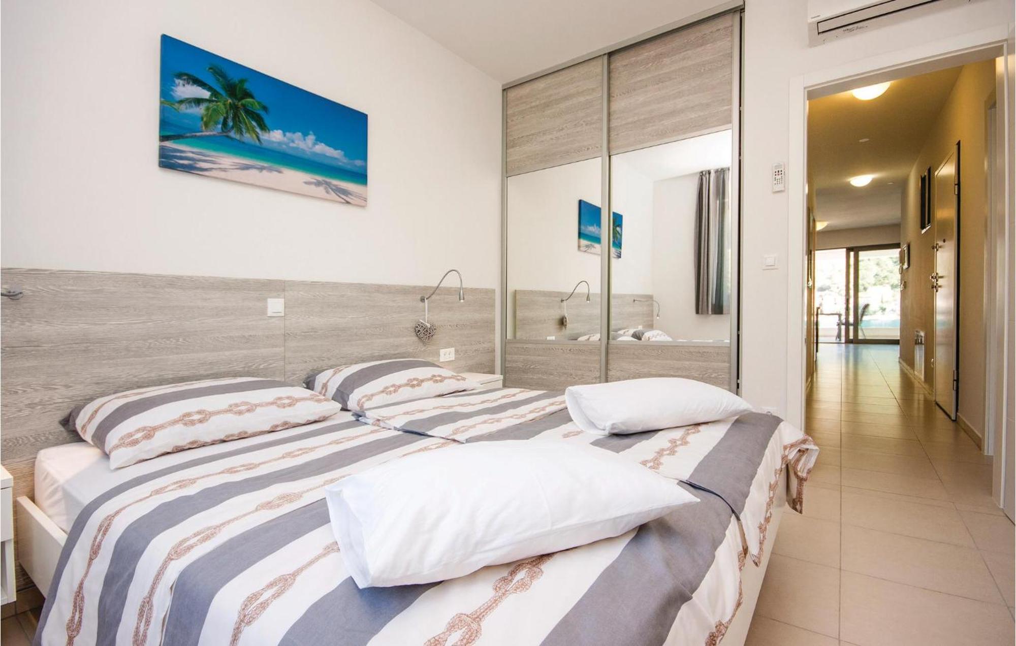 Stunning Apartment In Grebastica With Kitchen Dış mekan fotoğraf