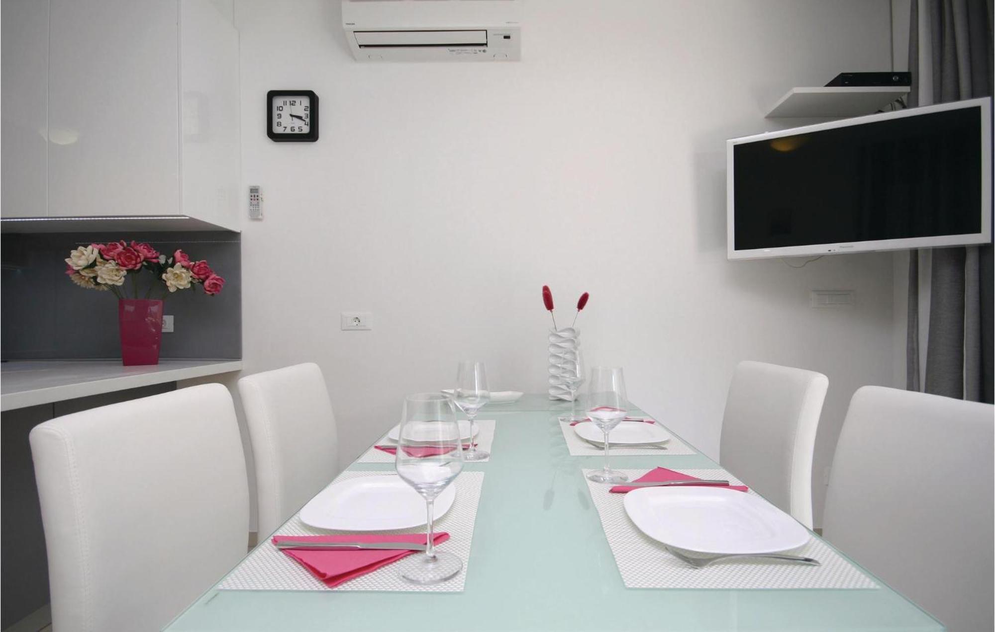 Stunning Apartment In Grebastica With Kitchen Dış mekan fotoğraf